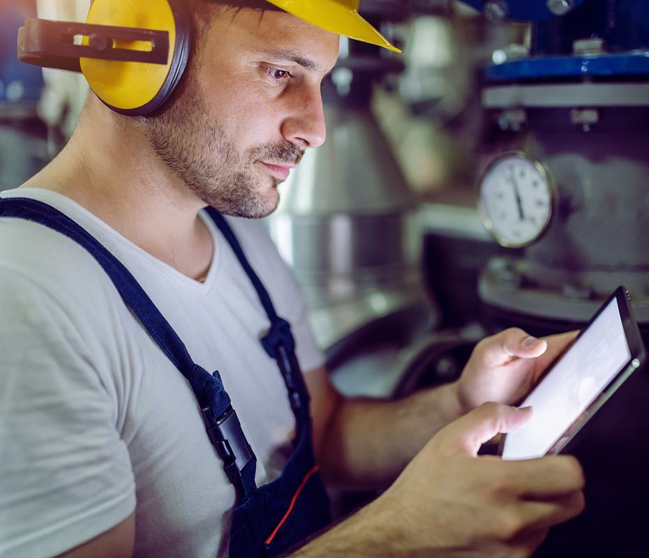 refinery-worker-on-tablet