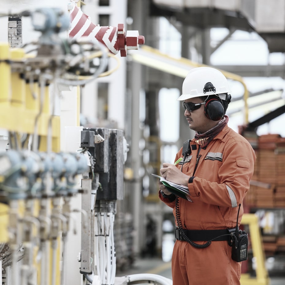 worker-on-oil-rig